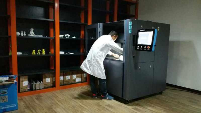 Контроль врачом процесса печати модели на 3D-принтере iSLA-450 Pro