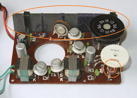 Рис. 1. Результат сборки трансформатора и антенны. Классические образцы тороидальной и линейной намотки. Рис. 1. Результат сборки трансформатора и антенны. Классические образцы тороидальной и линейной намотки.
