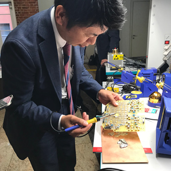 Мистер Сатору Аики демонстрирует возможности паяльного оборудования HAKKO